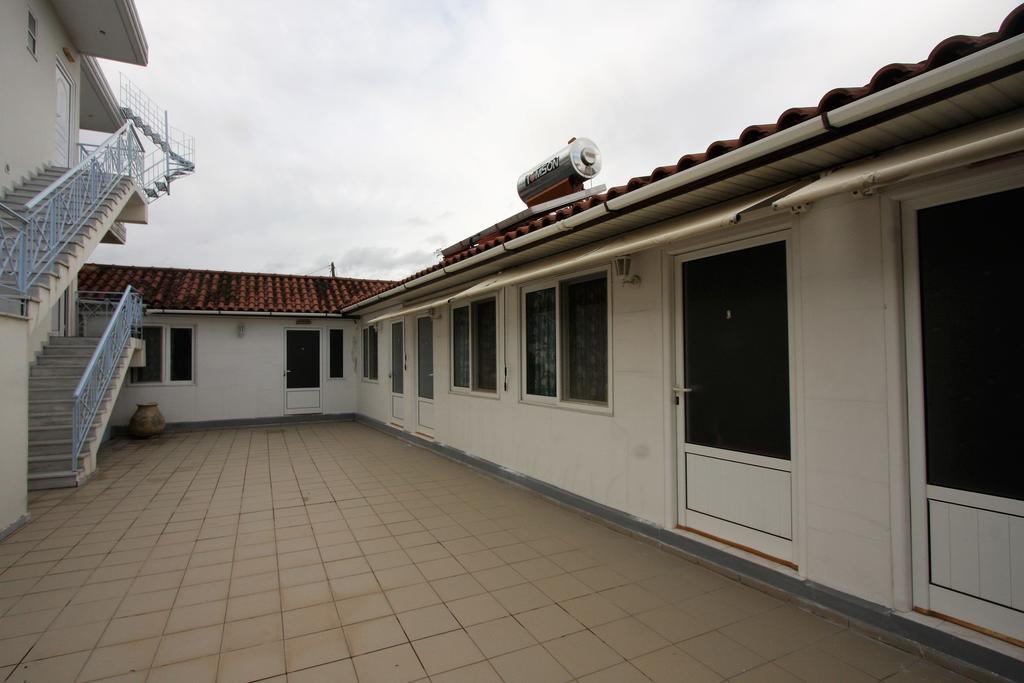 Miloi Rooms And Apartments Exteriér fotografie