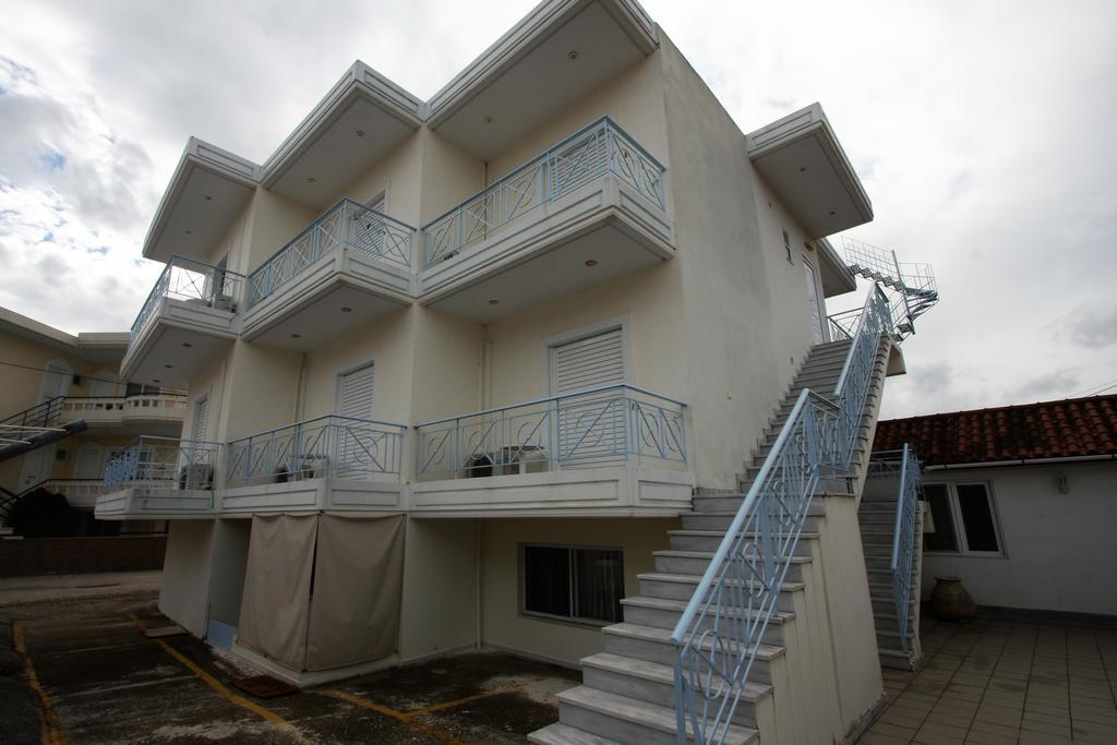 Miloi Rooms And Apartments Exteriér fotografie