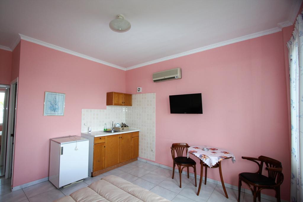 Miloi Rooms And Apartments Exteriér fotografie
